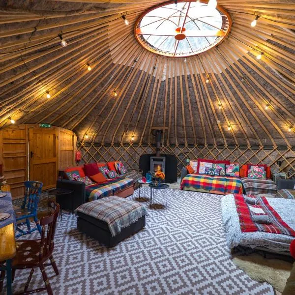 Giant Yurt Sleeping 8 with Spa, Catering, Walled Gardens, Nature Reserve, Free Parking, hotel u gradu Scunthorpe