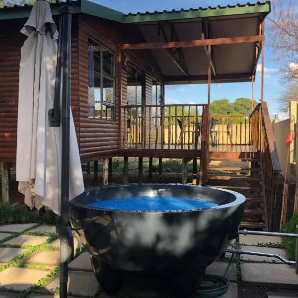 Romantic cabin in Big 5 Reserve, hotel in Dinokeng Game Reserve