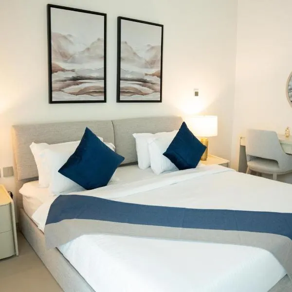 Luxury Yas Golf Studio Next to Yas Parks, hotel in Yas Island