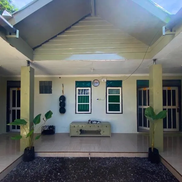 Mango by Hijau Hostel، فندق في Giri