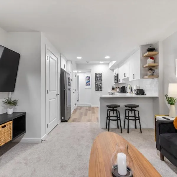 Cozy 2-Bed 1 Bath Entire Place, hotel in Calgary