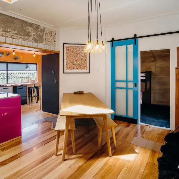 Fun Times in Fitzroy - eclectic bungalow by beach, hotell sihtkohas New Plymouth