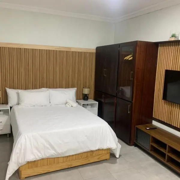 GRACE self-catering apartments, hotel in Goodwood