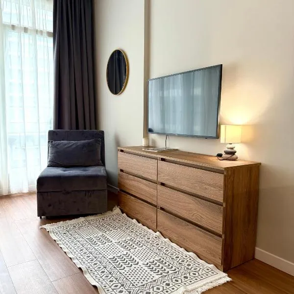 Вид на закат, море и бассейн, hotel in Batumi