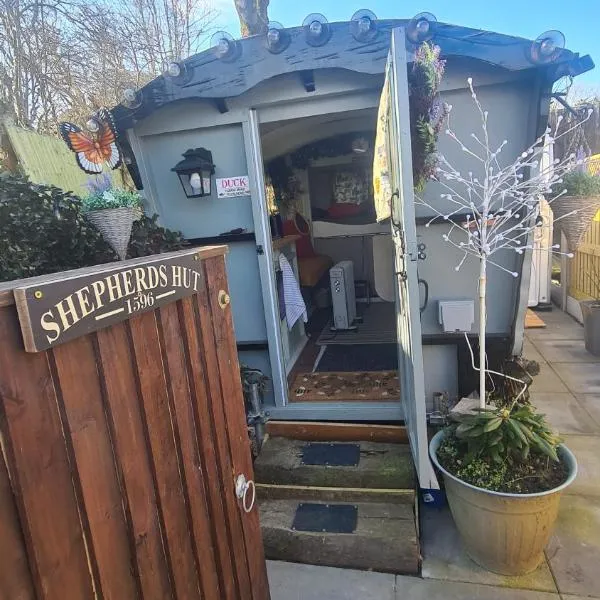 Blue bells Small but quirky & Cozy Shepherd's Hut, hotel in Halkyn