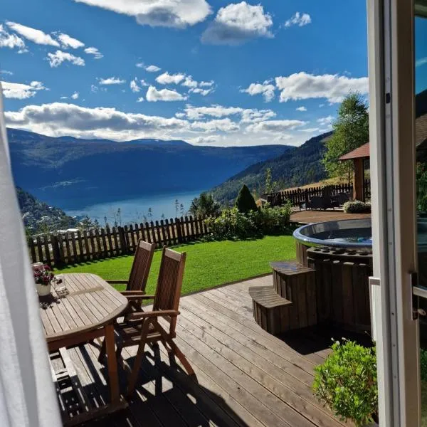 Mountain & Fjord View Apartment، فندق في سترين