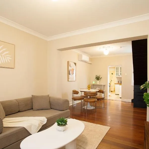 Luxe Pyrmont Apartment - Stylish 2BR Stay Near Darling Harbour, hotel in Sydney