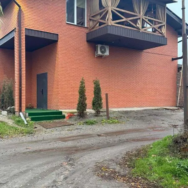 River House Hotel, hotel v mestu Romny