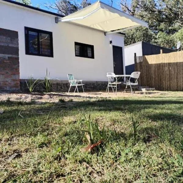Cómoda casa cerquita de la playa, hotel i Cuchilla Alta
