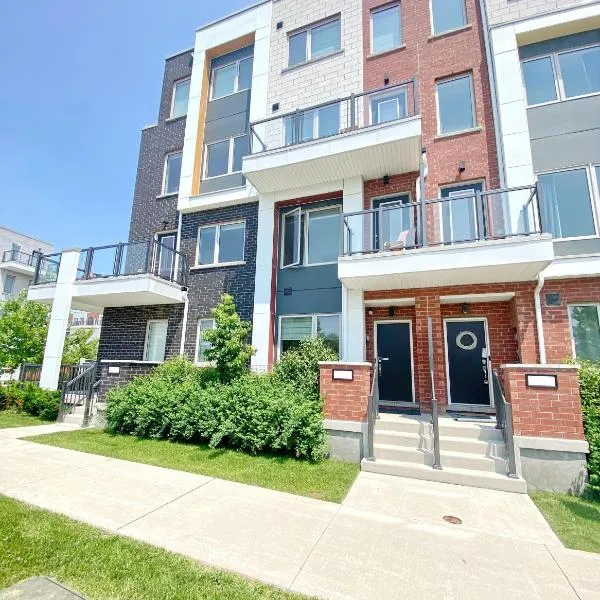 Downsview Park Luxury Townhome near Yorkdale Transit, hotel in Toronto