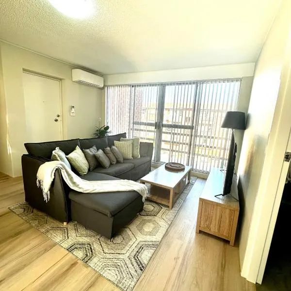 Modern Crestwood Retreat - 2BR Near Canberra City, hotel u gradu 'Queanbeyan'
