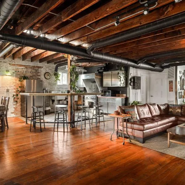 Unique 2-BDR Historic Warehouse Loft with Terrace ! ! !、ウィンザーのホテル