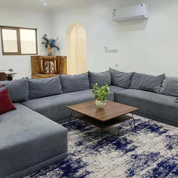 شقة مفروشه ومريحة وقريبه من المناطق السياحية عوائل فقط, hôtel à Al Hulaylah
