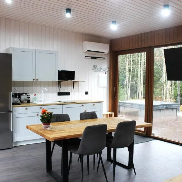 Metsamajake Hubert sauna ja mullivanniga looduse keskel, hotel in Sigula