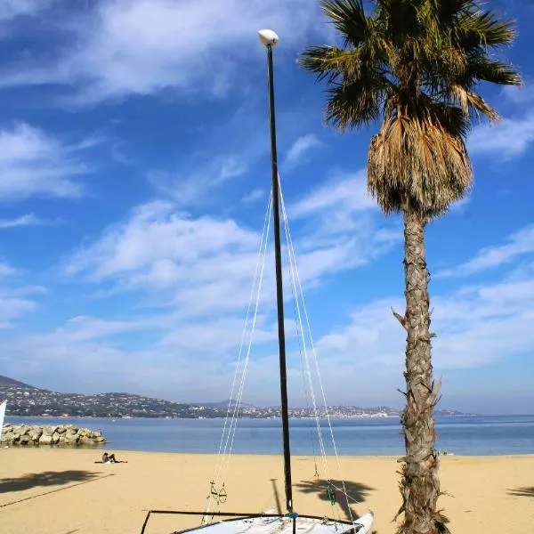 GASDON - Golfe de St-Tropez - Gassin - Studio cabine dans résidence avec piscine bord de mer, hotel v destinaci Gassin
