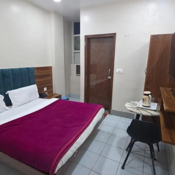 Newly Renovated Hotel Neelam Palace Just 5 Minutes from Railway Station & Connaught place，位于新德里的酒店