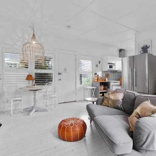 Adrift - Pet-friendly - 5 min Walk to Bay - Rustic Charm, ξενοδοχείο σε Erowal Bay