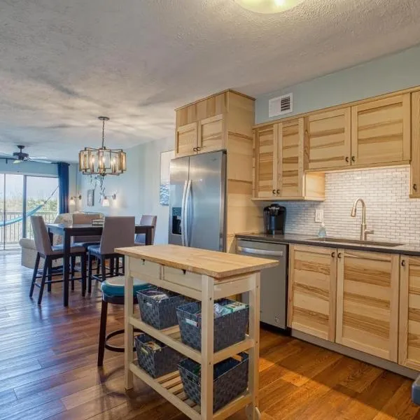 BEAUTIFUL BEACHFRONT-Oceanfront First Floor 2BR 2BA Condo in Cherry Grove, North Myrtle Beach! RENOVATED with a Fully Equipped Kitchen, 3 Separate Beds, Pool, Private Patio & Steps to the Sand!, hotel a Myrtle Beach