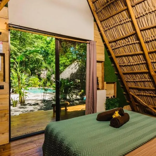 Cabinas de Lou Eco Lodge TAMARINDO, hotel in Santa Rosa