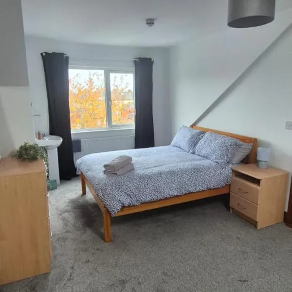 Private Room in Eglantine Avenue in Central Belfast، فندق في بلفاست