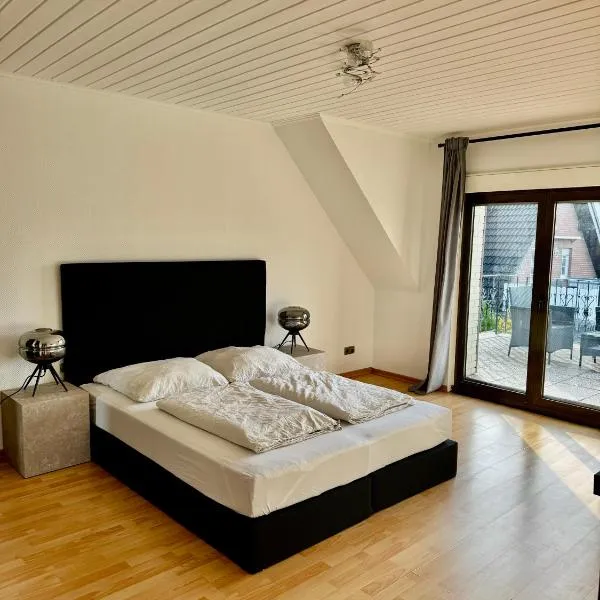 Gemütliches Zimmer mit großer Terrasse Nähe Messe, Flughafen & PSD Dome, hotel in Düsseldorf