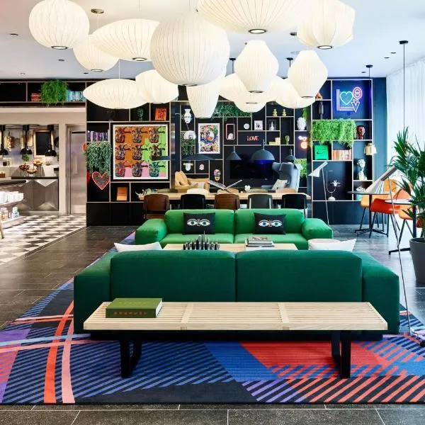 citizenM London Victoria Station, hotel in London