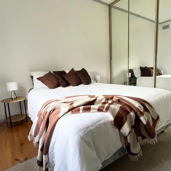 Budget-Friendly 3-Bedroom Stone Home Mt Gambier, hotelli kohteessa Mount Gambier