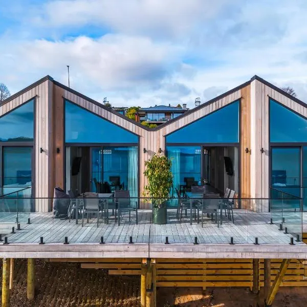 Lakefront Large Deck Area Spa Pool, hôtel à Taupo
