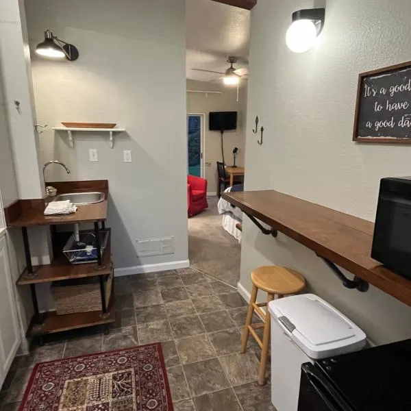 GFU neighborhood and Oregon Wine Country studio,位于纽伯格的酒店