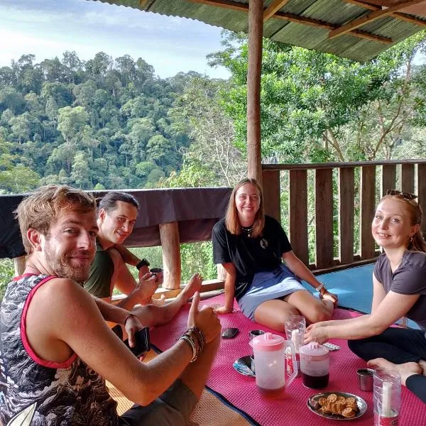 WOOD CABIN LODGE IN THE FOREST book here treking with us, hotel v destinaci Bukit Lawang