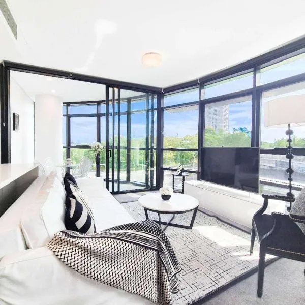 Timeless Black n White Charm 2BR w Kids room, hotel in Sydney