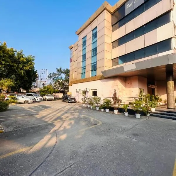 Royal Park Prime A Top Awarded Property in Haridwar,哈里瓦的飯店
