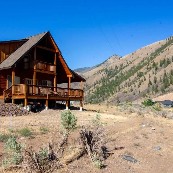 Stunning Salmon Riverfront Cabin, hotel a Salmon