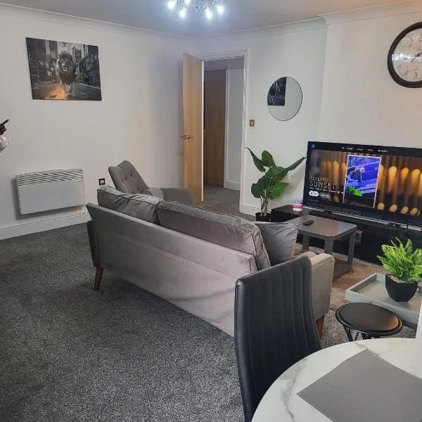 Enjoy city living in this one-bedroom flat, complete with a balcony and secure parking in Birmingham city center, hotel in Birmingham