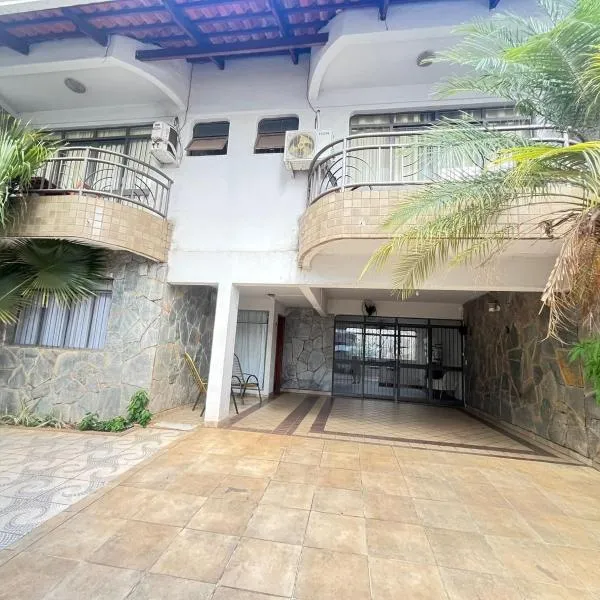 Casa Quintal Bueno! 5 quartos com ar split e internet ultra! 4 vagas de garagem Perto do melhor de Goiânia! Marista Parques Areião e Vaca Brava Hospital Premium Mater Dei Blue Fit Perdomo Goiânia Shopping!, hotel in Goiânia