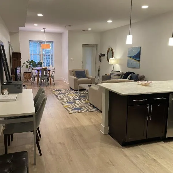 Luxe 2BD2BA Townhouse in Hip Area - Near Metro, hotel a Washington