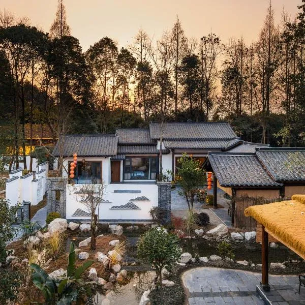 Chengdu Xiaoya Yard Hot Spring Hotel,is just a 20 minute drive from both the Sanxingdui Museum and the Chengdu Panda Base,Enjoy Soaking in natural hot springs,Traditional Chinese afternoon tea,Exquisite fruit platter, hotel u gradu 'Chengdu'