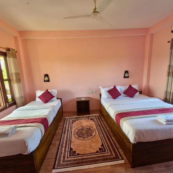 Hotel Tree Tops- A Serene Friendly Hotel in Sauraha, ξενοδοχείο σε Chitwan