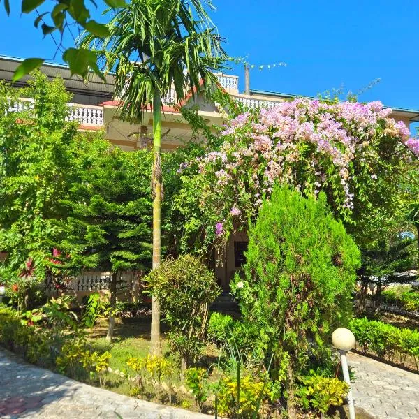 Hotel Tree Tops- A Serene Friendly Hotel in Sauraha, ξενοδοχείο σε Chitwan