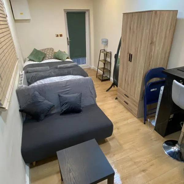 Charming Cambridge Studio with Private Garden, hotel in Cherry Hinton