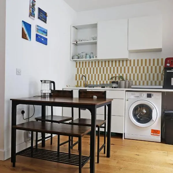 Bright Ground Floor Flat with Free Parking and Balcony Near Stoke Newington, ξενοδοχείο στο Λονδίνο