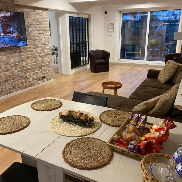 Maison climatisée Lyon-Bron Eurexpo - Stadium Groupama - Interdit aux événements, hotel in Bron