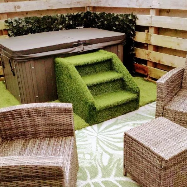 Adorable private couples retreat with hot tub, hotel v destinaci Llanfechell