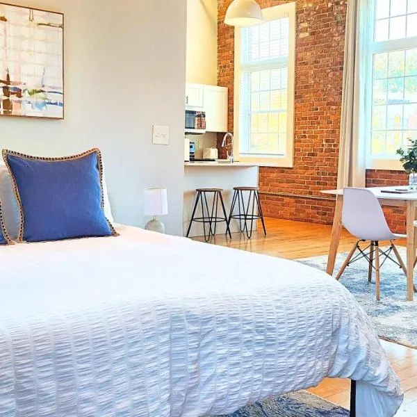 Jennifer's Historic Brick Riverfront Loft Apartment, hotel in Providence