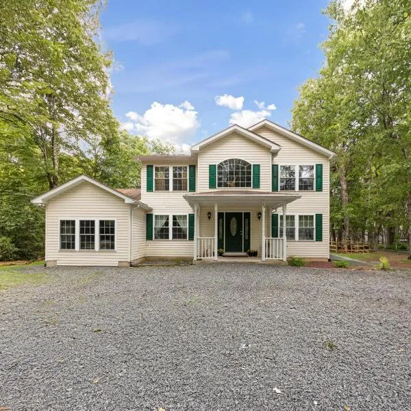 Spacious Home by Kalahari Waterpark, Camelback and Jim Thorpe, FREE EV Station, khách sạn ở Albrightsville