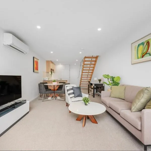 Light Filled 2BDR Loft in Kingston with Parking, hotel sa Kingston 