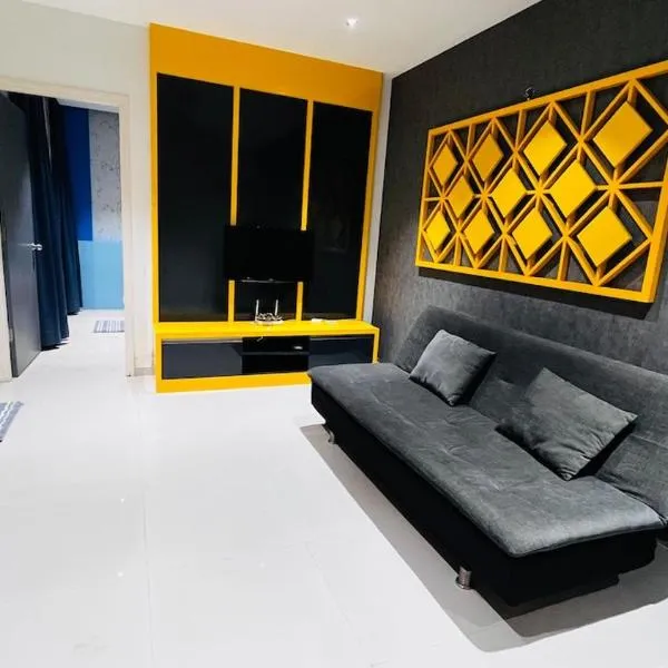 Cozy 1BHK High-Rise near ECR Balcony View Fully AC Family Friendly, hotel v destinaci Kelambākkam