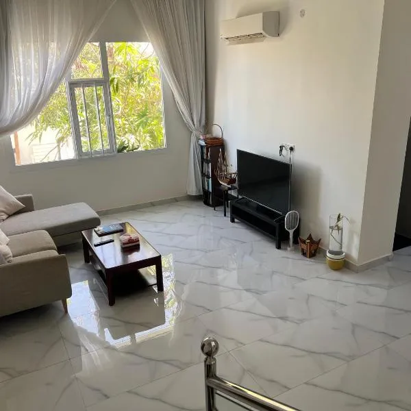 Palm and wave, hotel v destinaci Ţīwī