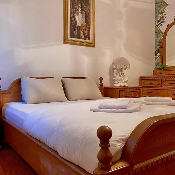 Small Hill Guesthouse, hotel in Podgorica