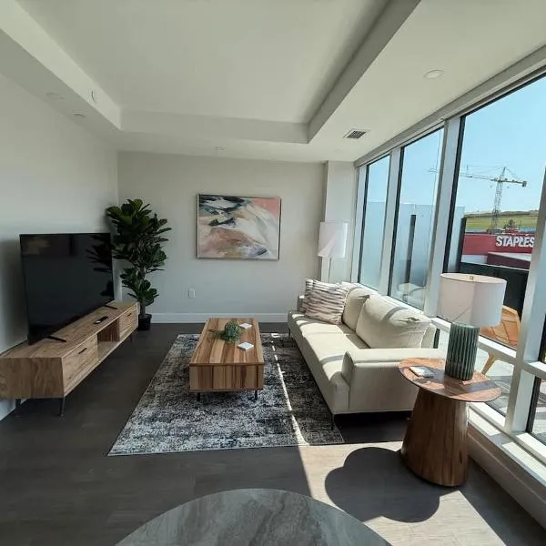 Downtown Bright & Vibrant 1 BR with huge patio, hotel u gradu Halifaks